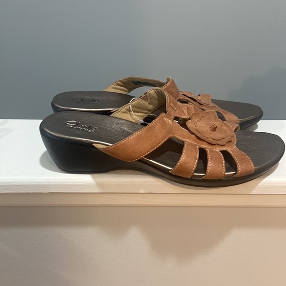 CLARKS Bendables Leather Wedge Sandals tan color Women's Sz 10M adorable flower - Picture 16 of 16
